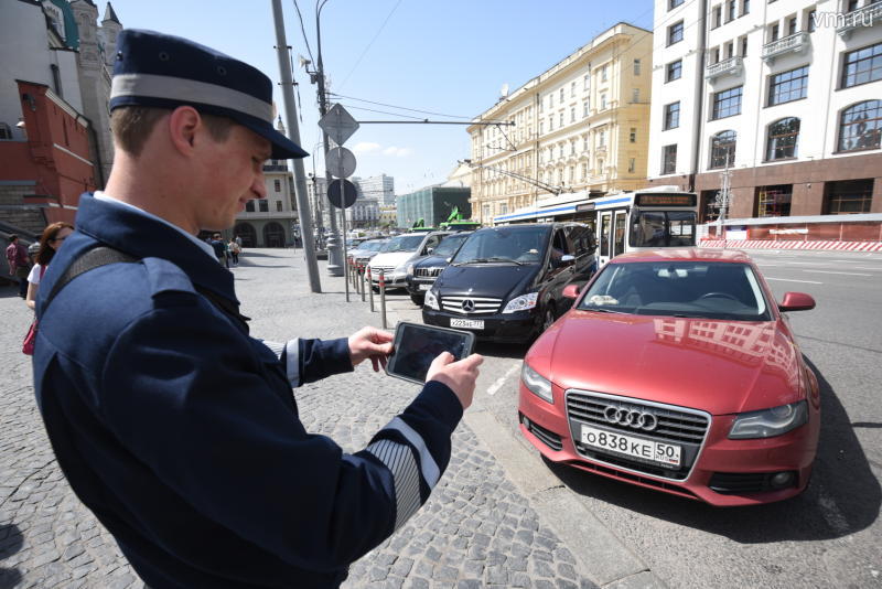 Автомобилистам раздали десять тысяч листовок с правилами оплаты парковки