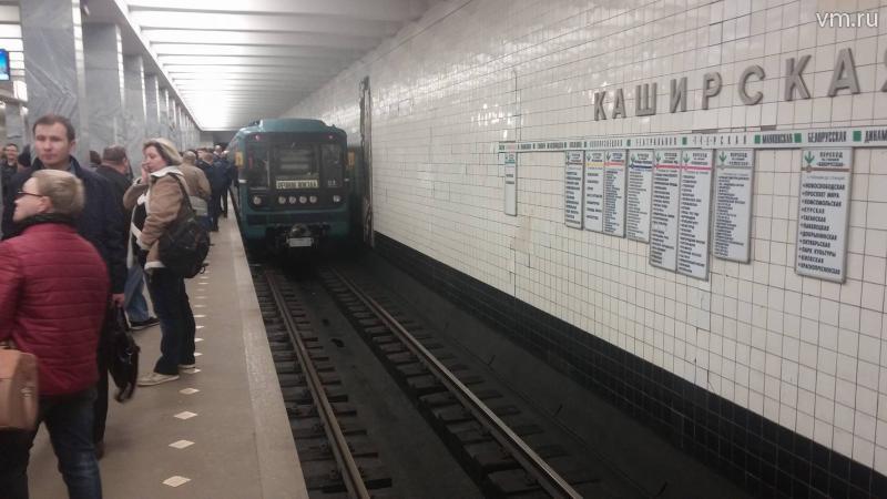 Пассажирка метро пыталась покончить жизнь самоубийством на станции Каширская