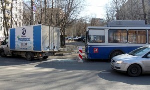 На Болотниковской улице столкнулись легковой автомобиль и троллейбус 