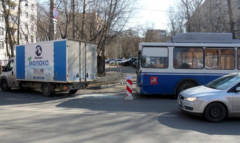 На Болотниковской улице столкнулись легковой автомобиль и троллейбус