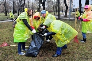 Во втором общегородском субботнике, который прошел 23 апреля, приняло участие 1 миллион 841 тысяча москвичей. Фото: Агентство городских новостей "Москва".