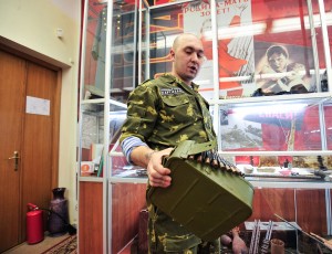 Руслан Джумабаев, руководитель поискового отряда «Партизан», показывает поднятые во время экспедиций предметы