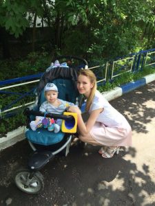 Молодая мама и студентка медицинского университета Катя Терентьева с сыном Димкой