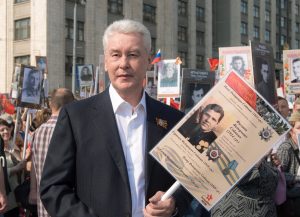 9 мая 2016 года. Мэр Москвы Сергей Собянин во время шествия «Бессмертного полка»