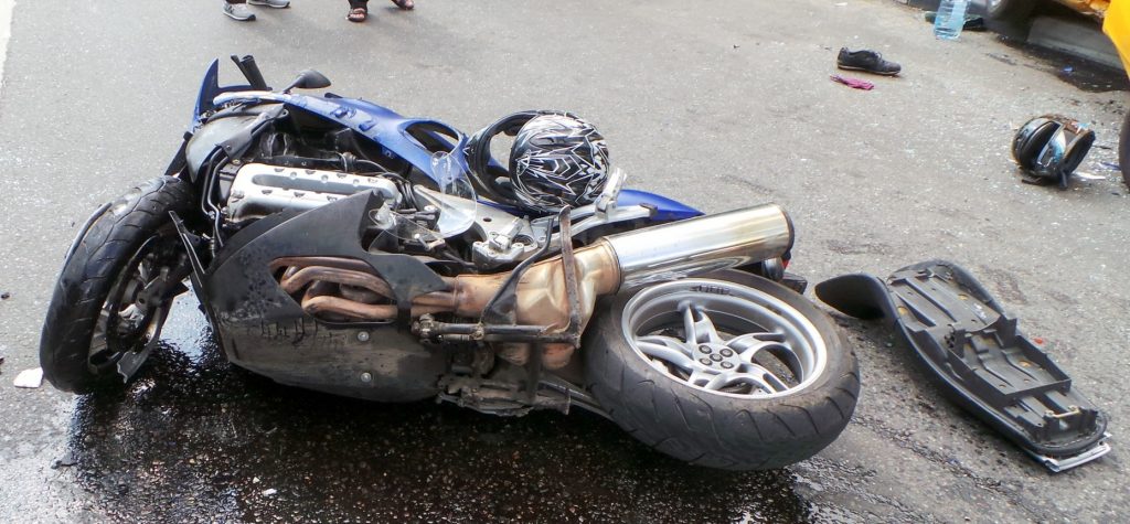 Мотоцикл сбил пешехода и протаранил несколько автомобилей в Москве