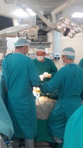 19 мая 2016 года. Хирург-ортопед Валерий Николаев и команда заведующих врачей Филатовской больницы проводят операцию по эндопротезированию шейки бедра