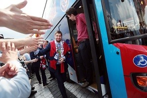 Болельщики встречают Сборную России по хоккею. Фото: архивное. Болельщики встречают Сборную России по хоккею. Фото: архивное.