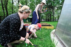 10 мая 2016 года. Сотрудница Культурного центра "Дружба" Татьяна Поступинская и жители района Мария и Георгий Лазаревские сажают сирень 10 мая 2016 года. Сотрудница Культурного центра "Дружба" Татьяна Поступинская и жители района Мария и Георгий Лазаревские сажают сирень