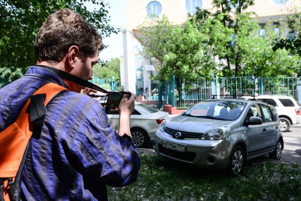 Дорожные инспекторы начнут штрафовать московских водителей за парковку на газонах