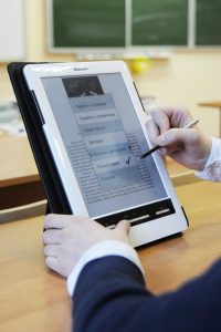 Жительница Нагатинского затона стала обладателем электронной книги. Фото: ТАСС Жительница Нагатинского затона стала обладателем электронной книги. Фото: ТАСС