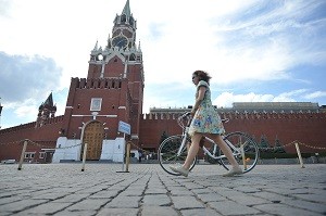 С 10 мая для москвичей и туристов откроется новый сквер и проход на Красную площадь возле Спасских ворот. Фото: архивное.