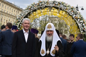 Мэр Москвы Сергей Собянин и Патриарх Кирилл на Пасхальной ярмарке. Фото: "Вечерняя Москва"