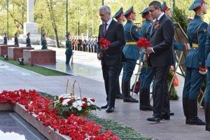 Мэр Москвы Сергей Собянин принял участие в торжественной церемонии в Александровском саду и возложил венки и цветы к Могиле Неизвестного Солдата. Фото: Владимир Новиков, "Вечерняя Москва"