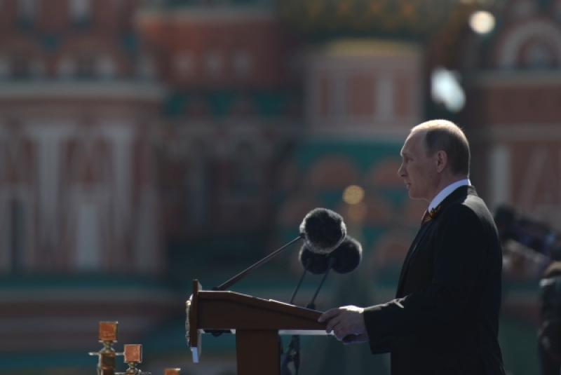 Президент России Владимир Путин возложил венок к Могиле Неизвестного Солдата
