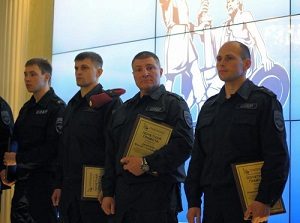 Награждение участников операции по спасению заложников в отделении Московского кредитного банка. Фото: Агентство городских новостей "Москва" Награждение участников операции по спасению заложников в отделении Московского кредитного банка. Фото: Агентство городских новостей "Москва"