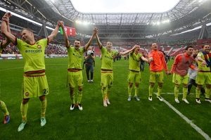 Игроки ПФК ЦСКА после победы в матче 30-го тура чемпионата России по футболу среди клубов Премьер-лиги между ФК "Рубин" (Казань) и ПФК ЦСКА (Москва). Фото: Максим Богодвид/РИА Новости. Игроки ПФК ЦСКА после победы в матче 30-го тура чемпионата России по футболу среди клубов Премьер-лиги между ФК "Рубин" (Казань) и ПФК ЦСКА (Москва). Фото: Максим Богодвид/РИА Новости.