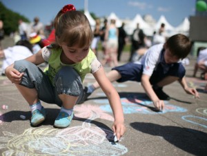 В рамках программы также прошел конкурс рисунков на асфальте. Фото: "Вечерняя Москва"