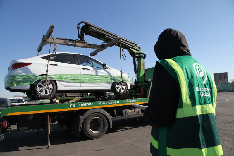 Эвакуируемые автомобили завернут в пленку