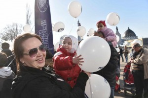 Пассажирам метро раздали воздушные шары Пассажирам метро раздали воздушные шары