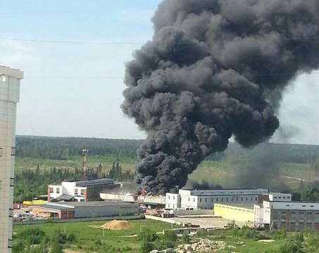 Пожар охватил автосервис в Зеленограде