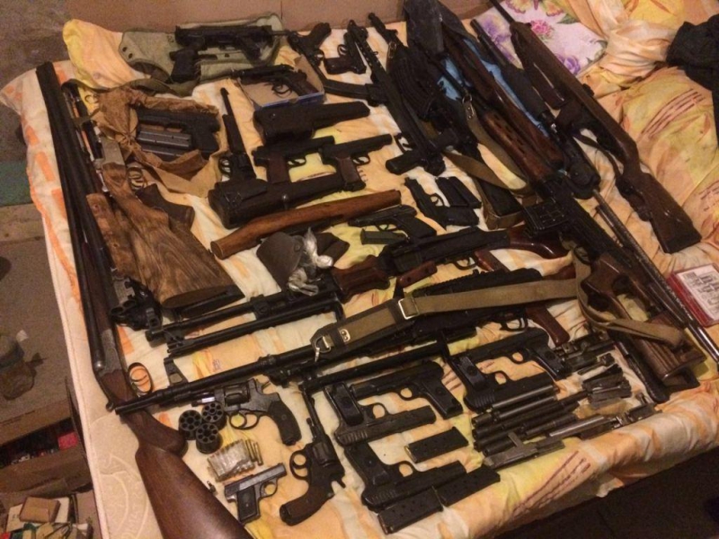 Столичная полиция изъяла у горожанина арсенал оружия с пулеметами и автоматами
