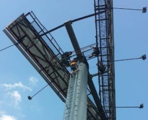 Московские спасатели сняли троих детей с рекламного щита