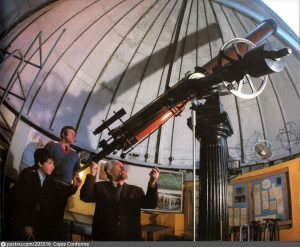 Руководитель астрономического кружка ДК ЗИЛ 1960–1990 годов Николай Семакин демонстрирует работу телескопа