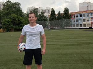 Футболист-любитель Антон Степаненко на стадионе возле метро «Пражская»