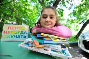 1 июня 2016 года. Анастасия Шевчук — одна из первых посетительниц летней читальни Чертанова Южного 1 июня 2016 года. Анастасия Шевчук — одна из первых посетительниц летней читальни Чертанова Южного