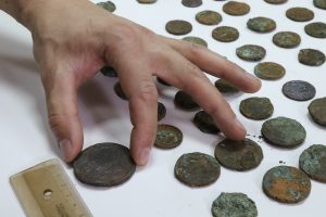 10 июня 2016 года. Монеты, найденные в ходе работ