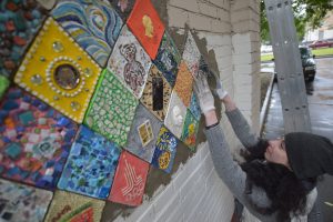7 июня 2016 года. Художник Изабелла Борисова выкладывает кусочки мозаичного панно на Варшавке