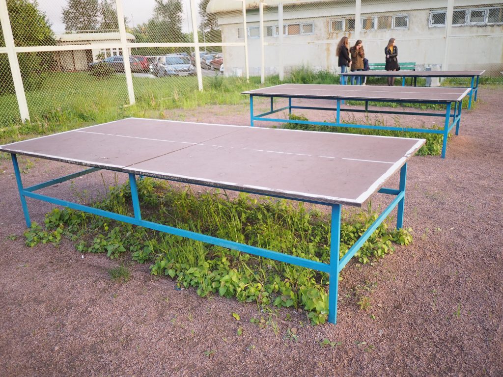 Стол для настольного тенниса для улицы. Теннисный стол во дворе. Теннисные столы на детских площадках. Стол тенниса во дворах. Площадка для теннисного стола.
