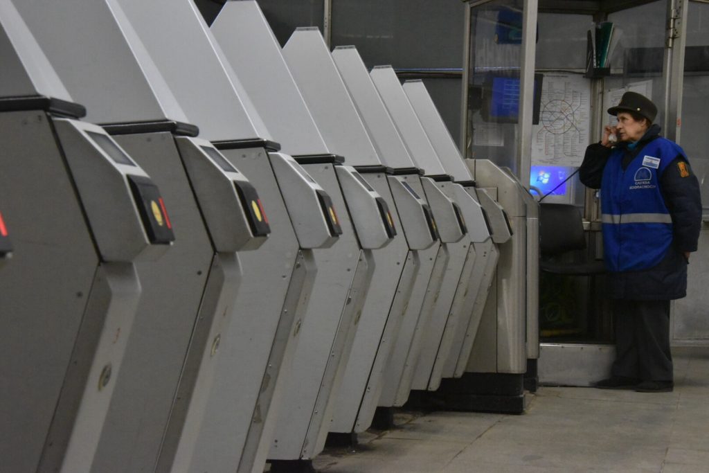 Вестибюли нескольких станций Московского метро закроются на выходные