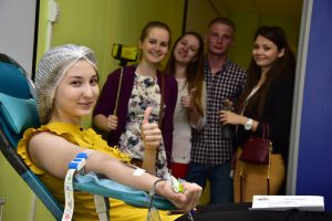 1 июня 2016 года. Друзья Насти Жда- новой (слева) пришли поддержать девушку на первой сдаче крови