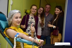 1 июня 2016 года. Друзья Насти Жда- новой (слева) пришли поддержать девушку на первой сдаче крови 1 июня 2016 года. Друзья Насти Жда- новой (слева) пришли поддержать девушку на первой сдаче крови