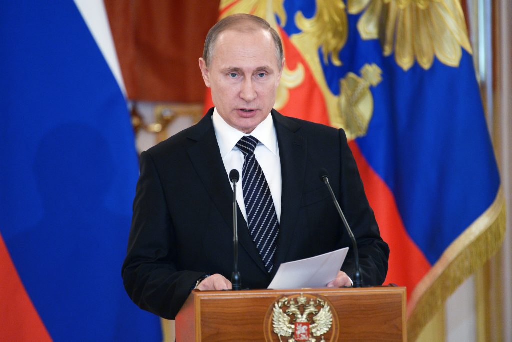 Владимир Путин подписал закон о повышении МРОТ в России