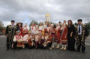 Уникальное мероприятие, собравшее воедино порядка десяти различных национальностей, живущих в нашем городе, прошло на Поклонной горе. Фото: Екатерина Якель