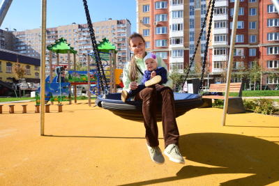 Защитное покрытие обновили на качелях детской площадки в районе Орехово-Борисово Северное
