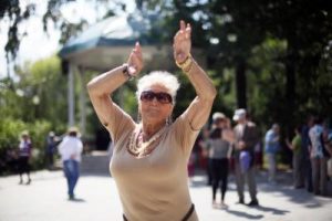 Танцевальный проект для пенсионеров проходит в Царицынском парке