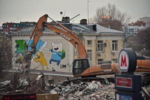 В Зябликове демонтировали незаконную пристройку В Зябликове демонтировали незаконную пристройку