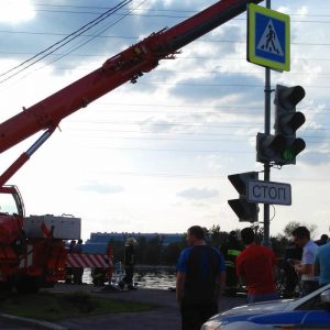 На Нагатинской набережной автомобиль упал в реку. Фото: соцсети На Нагатинской набережной автомобиль упал в реку. Фото: соцсети