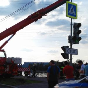 На Нагатинской набережной автомобиль упал в реку. Фото: соцсети