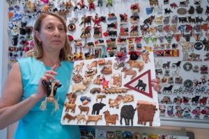 Жительница ЮАО собрала огромную коллекцию магнитов с коровами