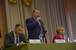 25 мая 2016 года. Депутат Мосгордумы Кирилл Щитов, префект Южного округа Алексей Челышев и член Общественной палаты РФ Любовь Духанина на встрече с жителями 25 мая 2016 года. Депутат Мосгордумы Кирилл Щитов, префект Южного округа Алексей Челышев и член Общественной палаты РФ Любовь Духанина на встрече с жителями