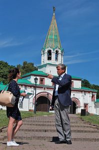 Корреспондент Оксана Полякова (слева) и директор объединенного музея-заповедника Сергей Худяков (справа)