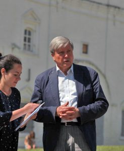 Корреспондент Оксана Полякова (слева) и директор объединенного музея-заповедника Сергей Худяков (справа) Корреспондент Оксана Полякова (слева) и директор объединенного музея-заповедника Сергей Худяков (справа)