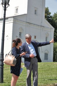 Корреспондент Оксана Полякова (слева) и директор объединенного музея-заповедника Сергей Худяков (справа)