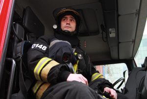 Сотрудники МЧС Москвы потушили пожар, где погибли два человека