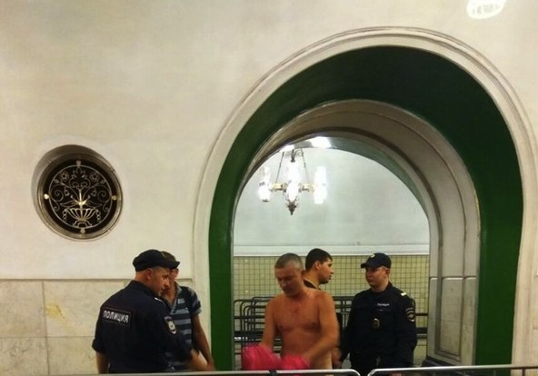 Нетрезвый пассажир разделся перед полицией на станции метро «ВДНХ»