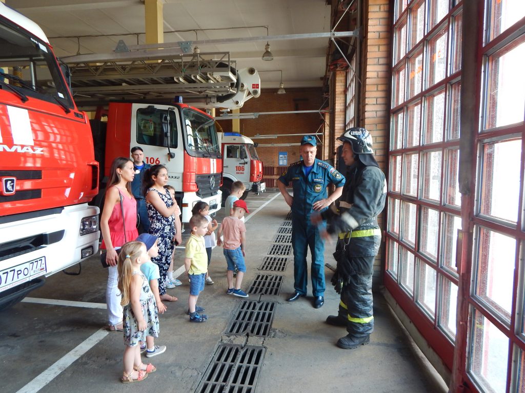 Дети из Южного округа побывали в гостях у пожарных